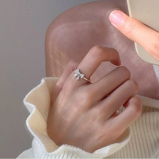 Romantische schöne weiße Schleife Ringe weibliche Mädchen exquisite Schmuck Ring mit glänzender Fliege Zirkon für Party Dating Liebhaber Geschenke
