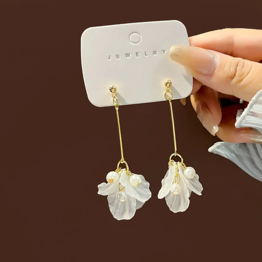 Nadel Soft Shell Weiße Blume Knospe Ohrringe Transparente Perle Blume Quaste Ohrringe Legierung Persönlichkeit Stil Sommer Mode