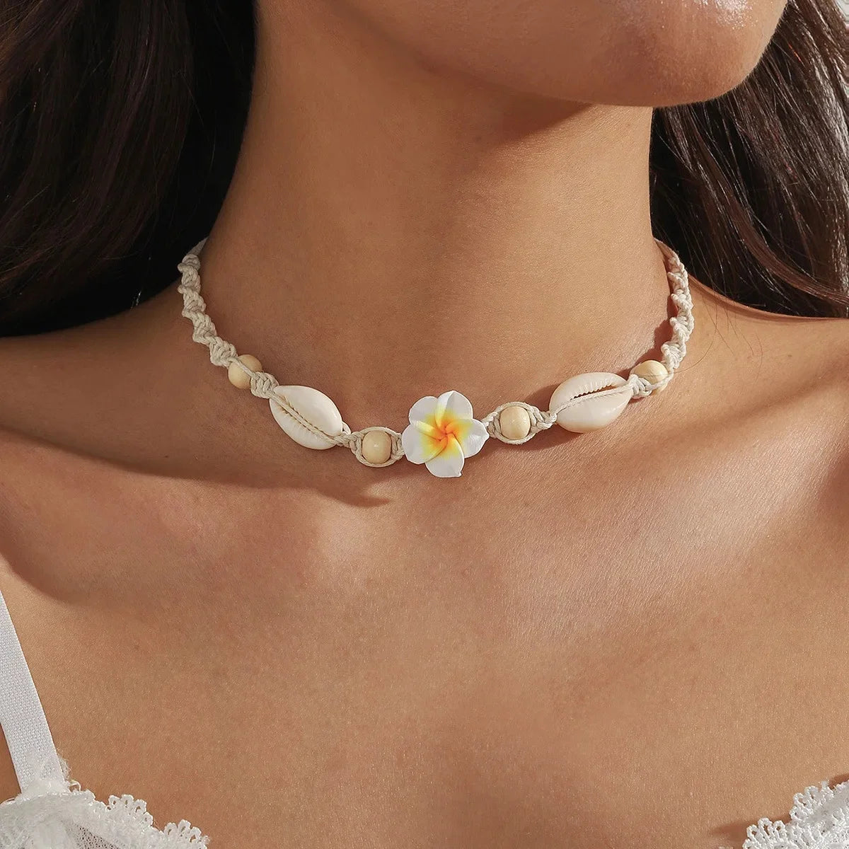 Mehrfarbiges handgewebtes Muschelarmband-Halsketten-Set im Strandurlaubsstil, weicher Keramikschmuck mit böhmischem Ei-Blumen-Design