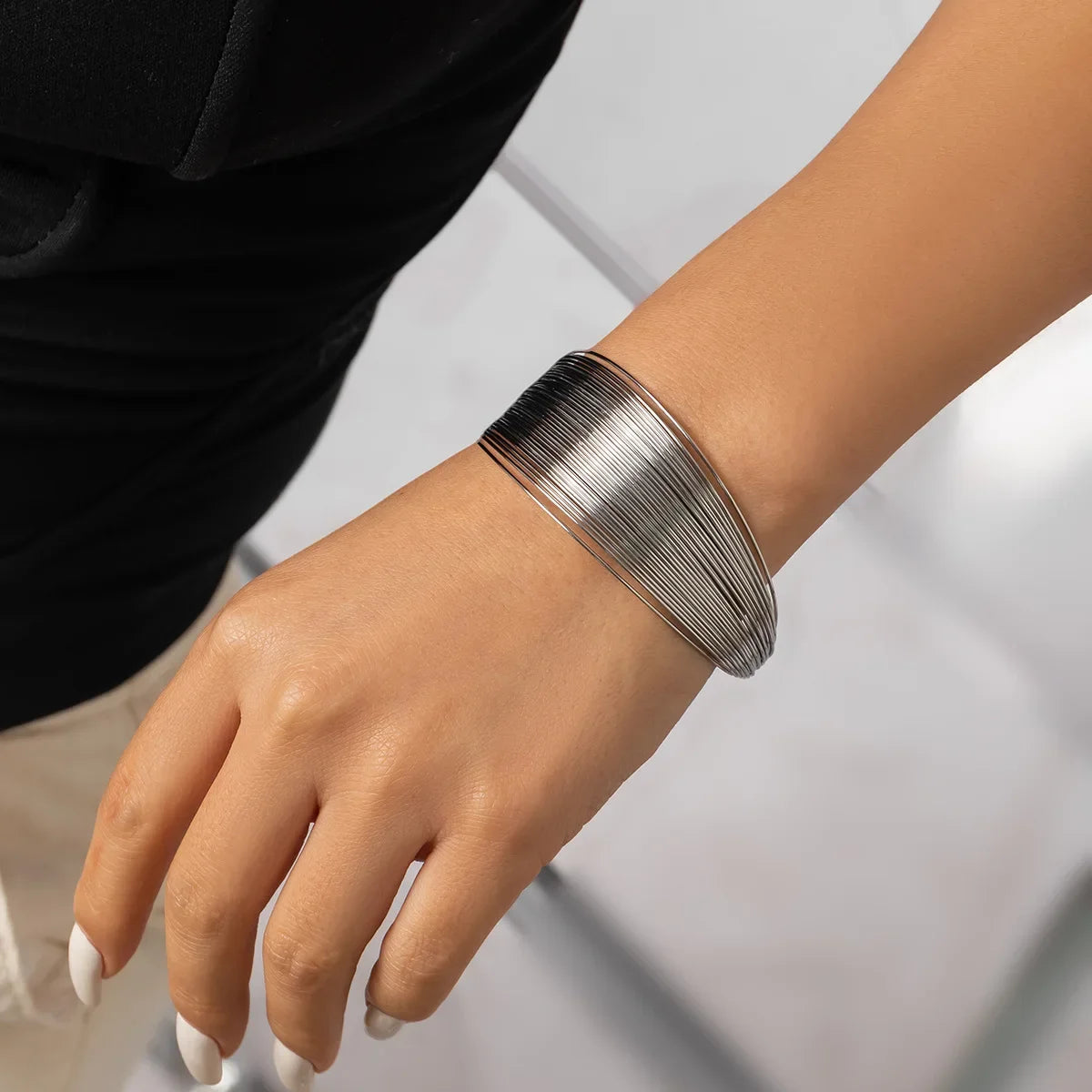 Breites Metallarmband, mehrschichtige Drähte, offene verstellbare Manschettenarmbänder für Damen, modische Persönlichkeit, Luxus-Schmuck, Accessoires, Geschenk