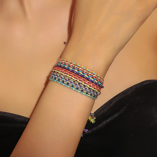 Ein Set mit 12 handgefertigten Armbändern aus Baumwollseilen im Vintage-Stil mit Quasten, geeignet für den täglichen Gebrauch und Damenaccessoires