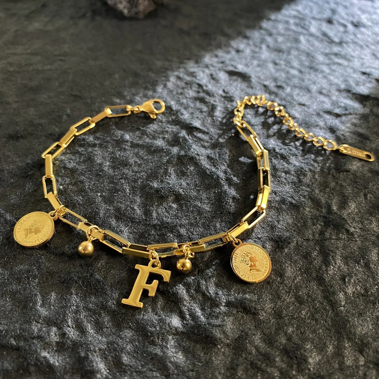 Queen Coin Letter 18K vergoldetes Edelstahlarmband für Frauen, kleiner Glockenanhänger, verstellbares Armband, klassischer Schmuck, Geschenk