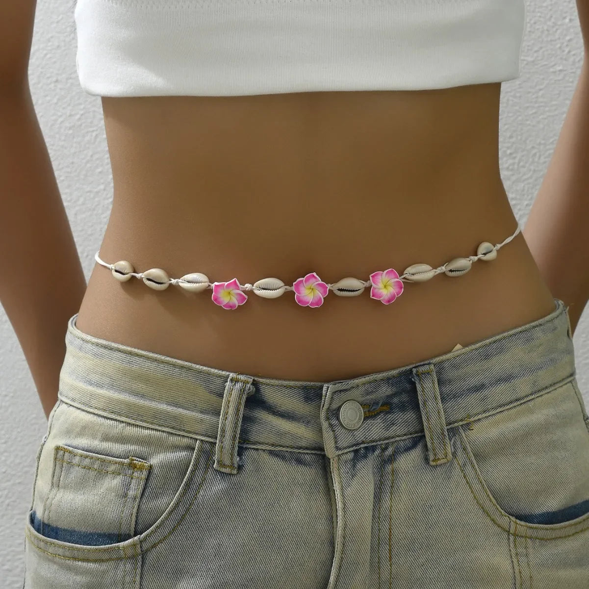 Mehrfarbiges handgewebtes Muschelarmband-Halsketten-Set im Strandurlaubsstil, weicher Keramikschmuck mit böhmischem Ei-Blumen-Design