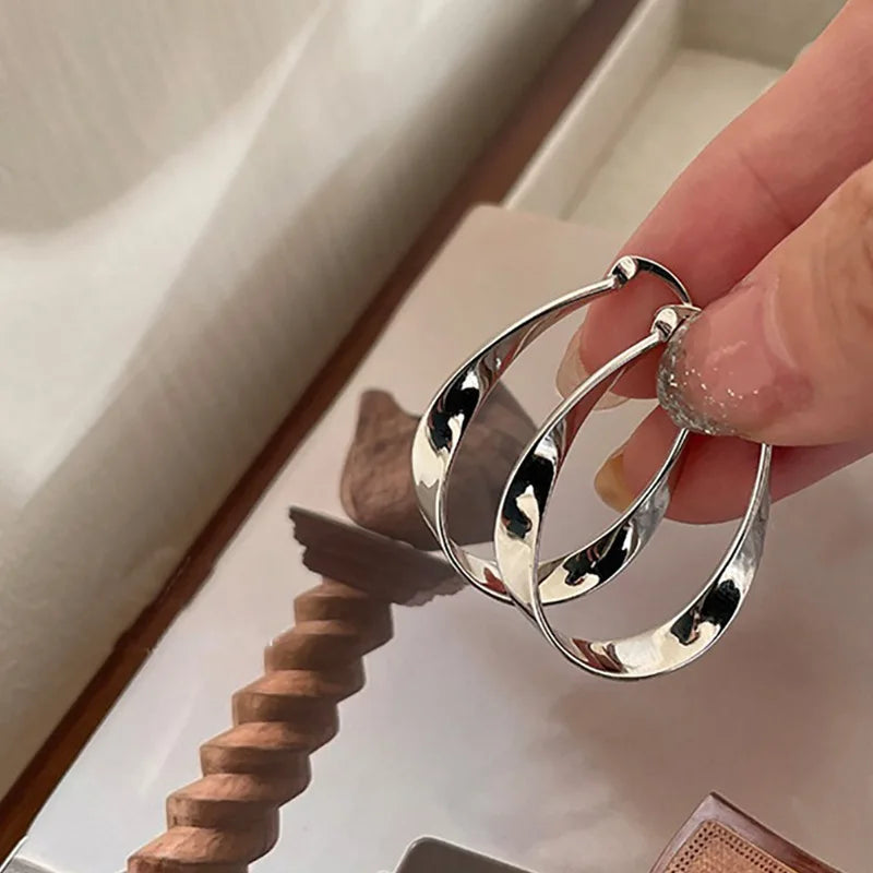 Silber Farbe Geometrische Twisted Creolen für Frauen Mobius Streifen Kompakte Ohrring Weiblichkeit Ohr Eckle Schmuck Zubehör
