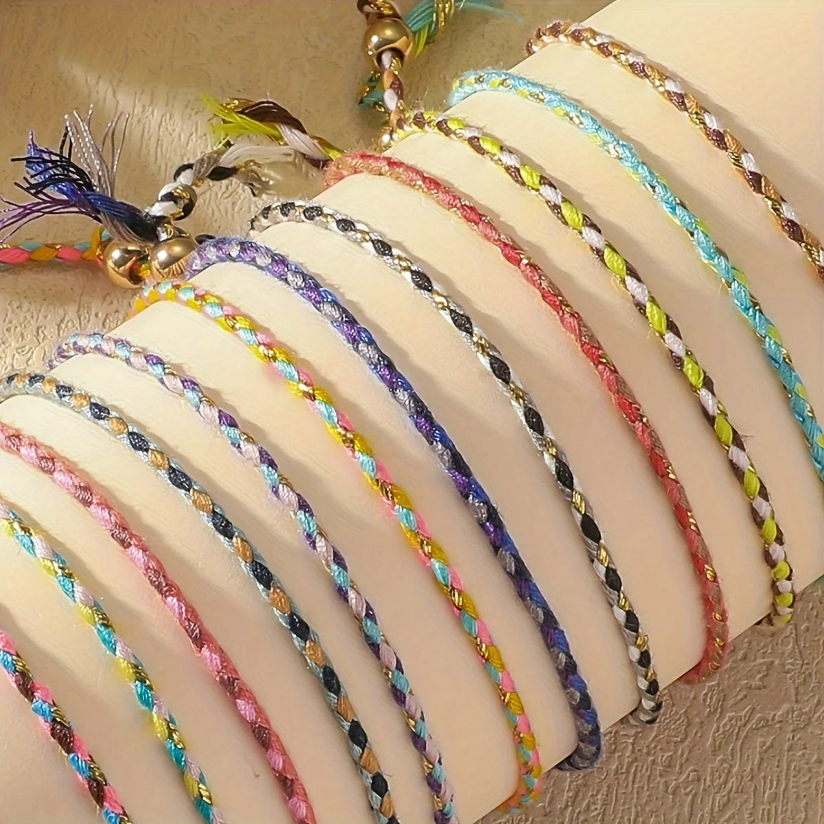 Ein Set mit 12 handgefertigten Armbändern aus Baumwollseilen im Vintage-Stil mit Quasten, geeignet für den täglichen Gebrauch und Damenaccessoires