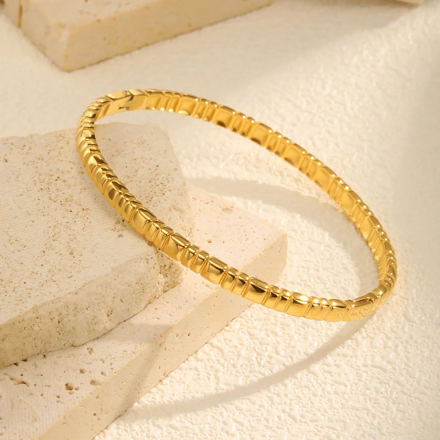 Leichter, luxuriöser weißer Zirkon-Armreif für Damen, zu öffnende geometrische Armbänder aus Edelstahl, schicker Schmuck, Muttertagsgeschenk