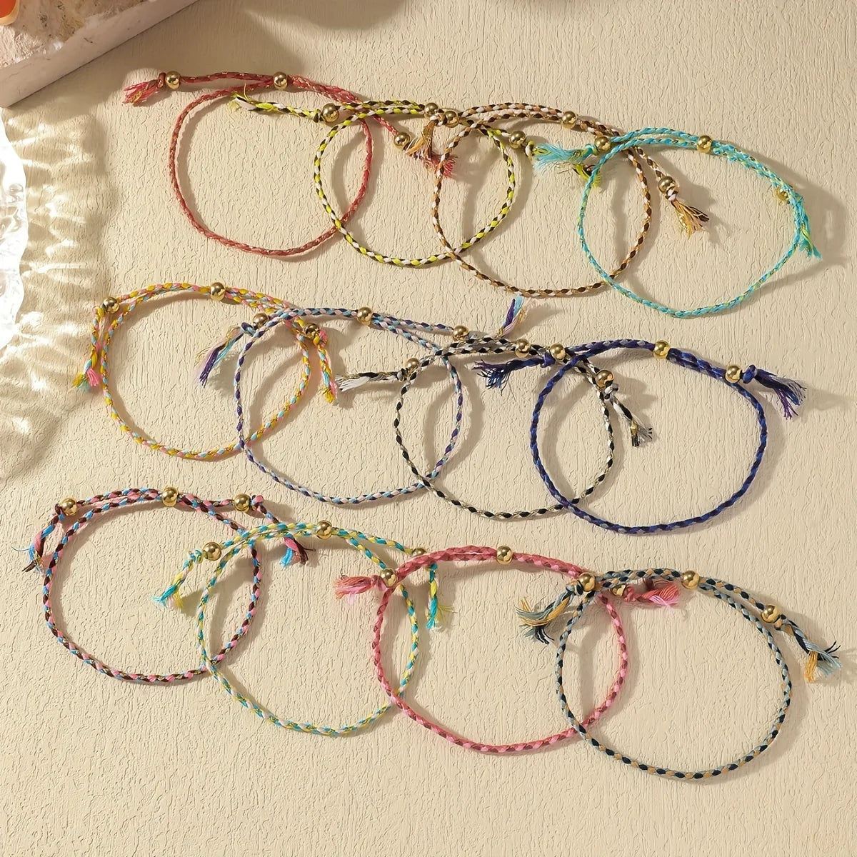Ein Set mit 12 handgefertigten Armbändern aus Baumwollseilen im Vintage-Stil mit Quasten, geeignet für den täglichen Gebrauch und Damenaccessoires