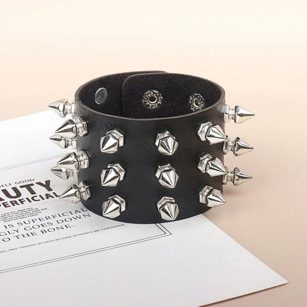 Punk breites Lederarmband, personalisiertes Motorradzubehör, neue Modeaccessoires, dreireihige spitze Nägel, übertrieben