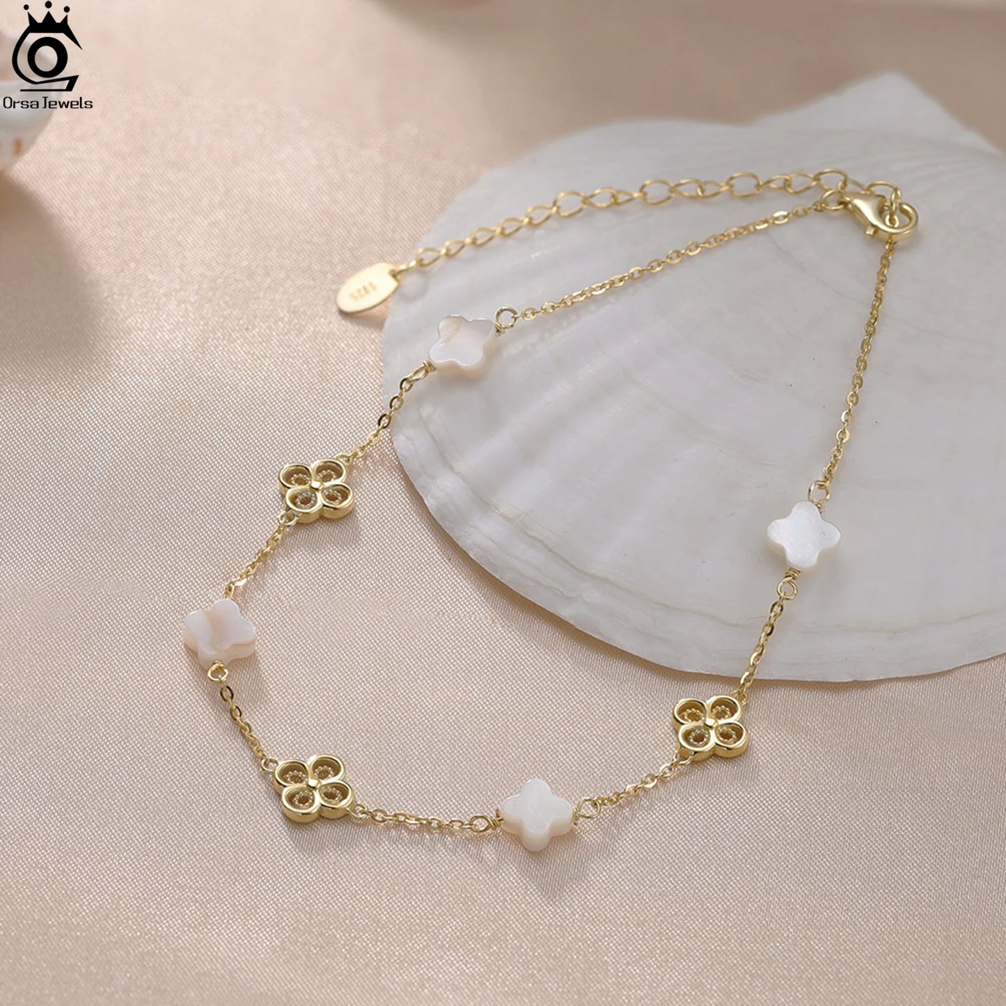 ORSA JEWELS Fußkettchen aus 925er-Sterlingsilber mit weißer Muschel, vierblättriges Kleeblatt-Design, Naturstil, Glückssymbol, Sommer-Accessoire, Geschenk GMA03