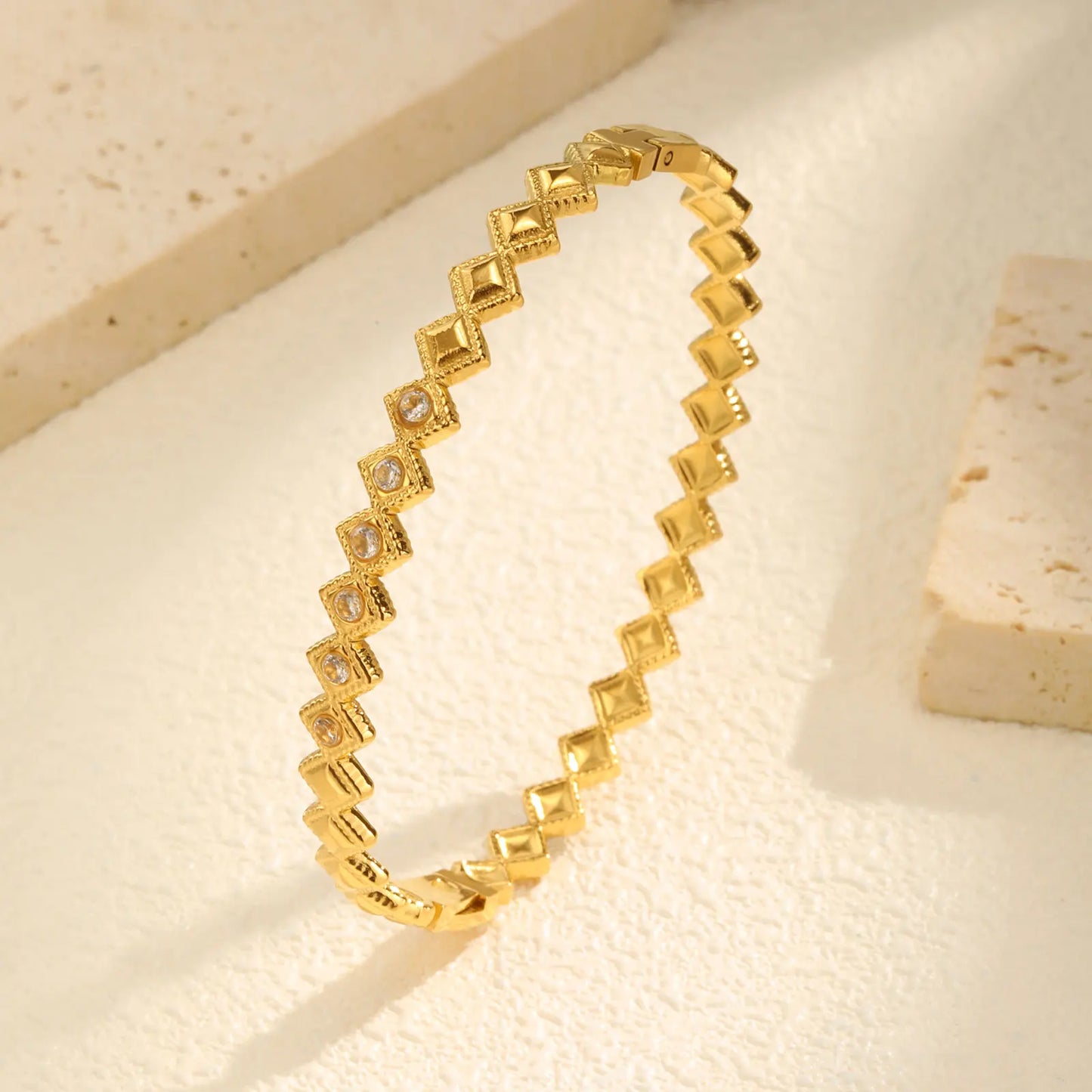 Leichter, luxuriöser weißer Zirkon-Armreif für Damen, zu öffnende geometrische Armbänder aus Edelstahl, schicker Schmuck, Muttertagsgeschenk