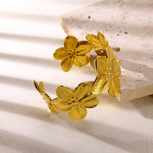 Elegantes, blumenförmiges Manschettenarmband, schickes Goldfarbenes, breites Gesicht, modisches Metallarmband für Frauen, Alltagsschmuck