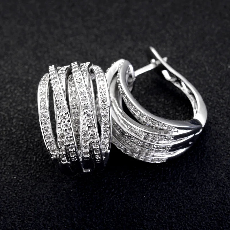 Huitan Mode Silber Farbe Kreuz Creolen für Frauen Voll kristall Zirkonia Aussage weibliche Ohrringe Trends Schmuck