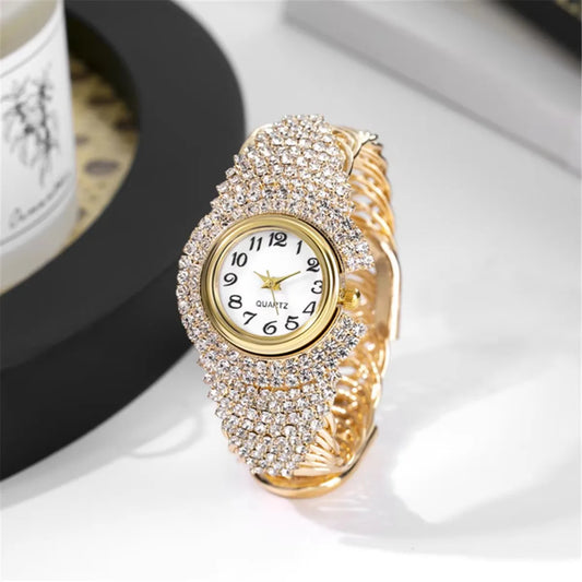Eine koreanische Version der modischen und vielseitigen Damen-Armbanduhr mit leichten Luxus-Diamant-Intarsien und Quarz