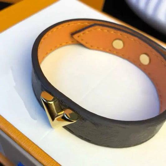 Paar Gold V-Logo Lederarmband Gelber Boden Herren Damen Handkette Modeschmuck Accessoires Chinesische Marke