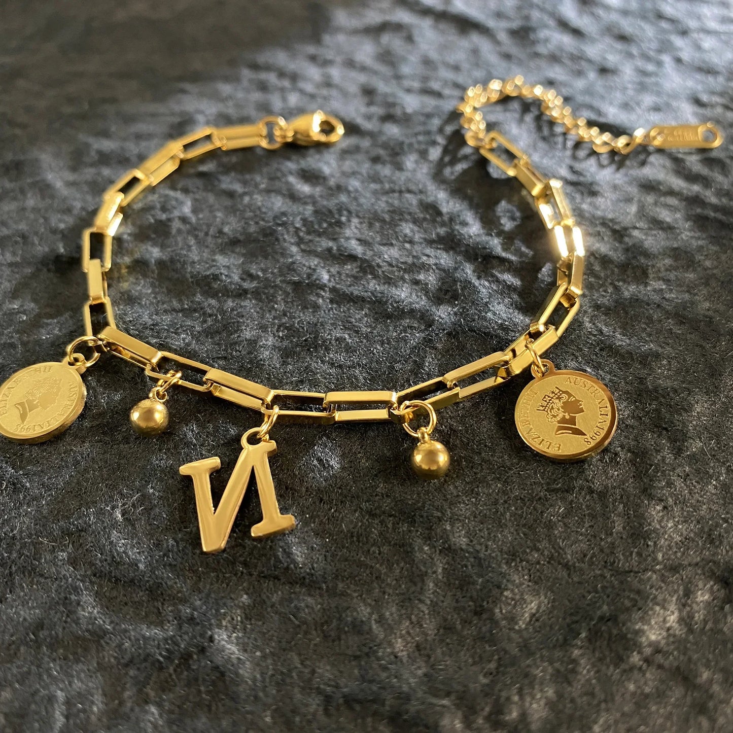 Queen Coin Letter 18K vergoldetes Edelstahlarmband für Frauen, kleiner Glockenanhänger, verstellbares Armband, klassischer Schmuck, Geschenk