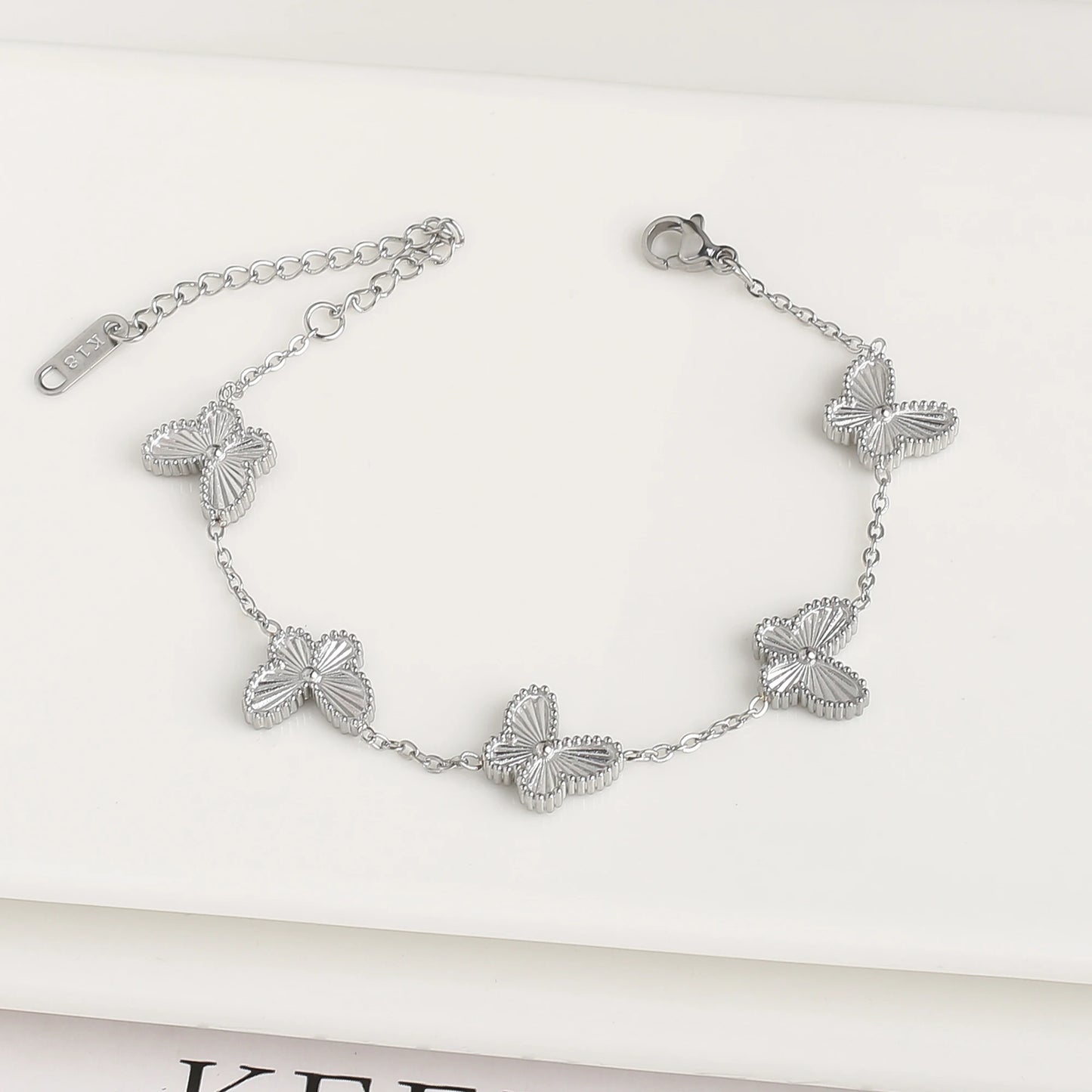 Hochwertiges, vergoldetes Edelstahl-Armband mit Schmetterlings-Insekten, klassisch für Damen und Mädchen, modisch, Party, Hochzeit, Schmuck, Kleeblatt