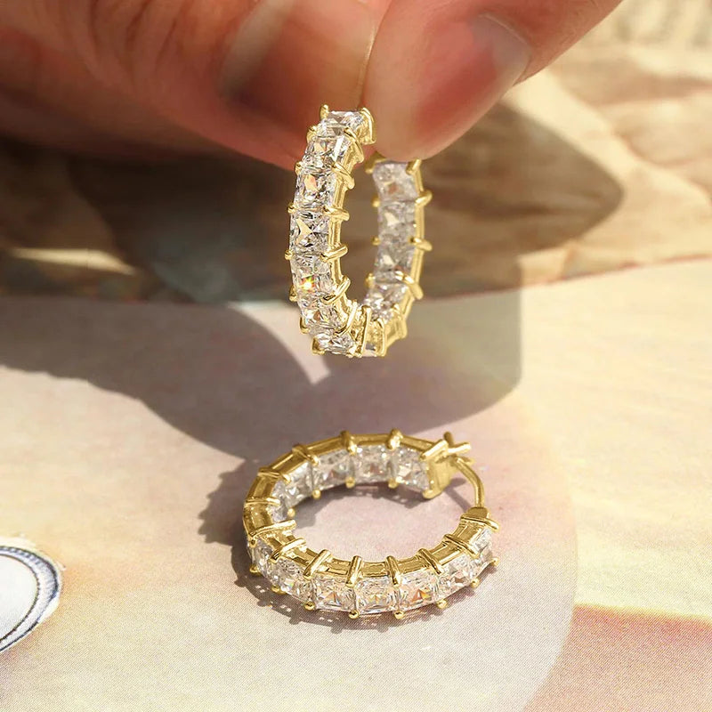 Huitan Mode Silber Farbe Kreuz Creolen für Frauen Voll kristall Zirkonia Aussage weibliche Ohrringe Trends Schmuck