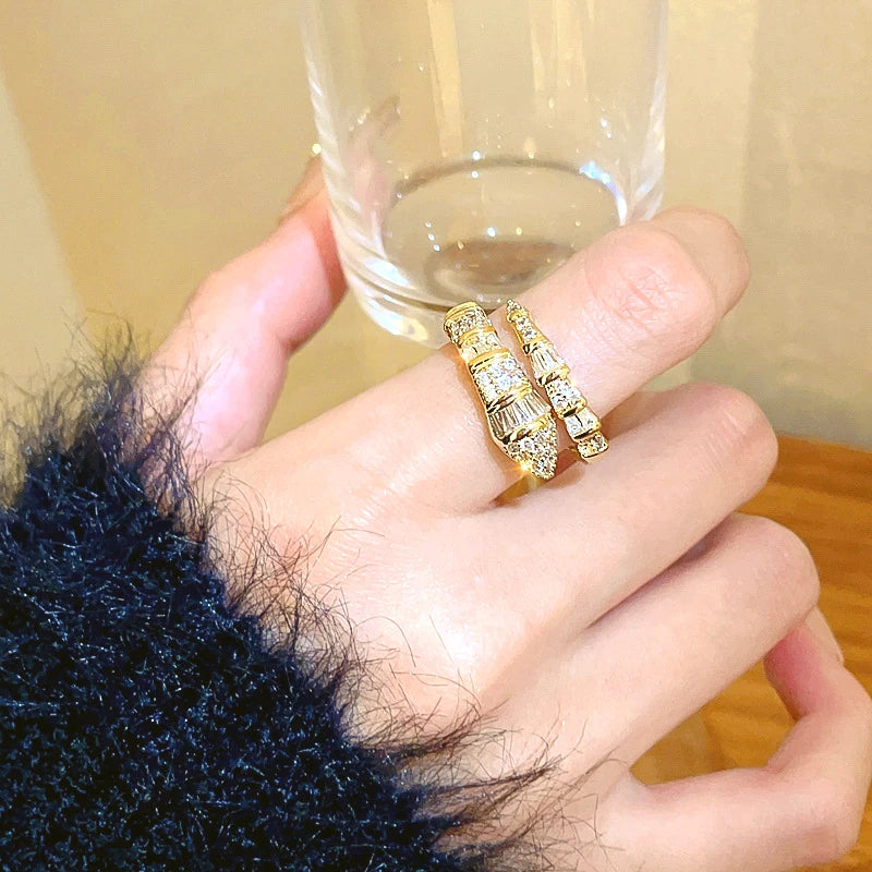 2023 Neu im offenen Ring mit Schlangenknochen für Frauen, glänzender Zirkonia, Kupferringe, Paar, lustiger Party-Schmuck, Geschenke
