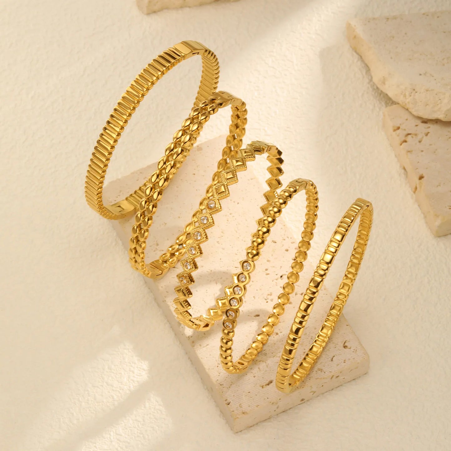 Leichter, luxuriöser weißer Zirkon-Armreif für Damen, zu öffnende geometrische Armbänder aus Edelstahl, schicker Schmuck, Muttertagsgeschenk