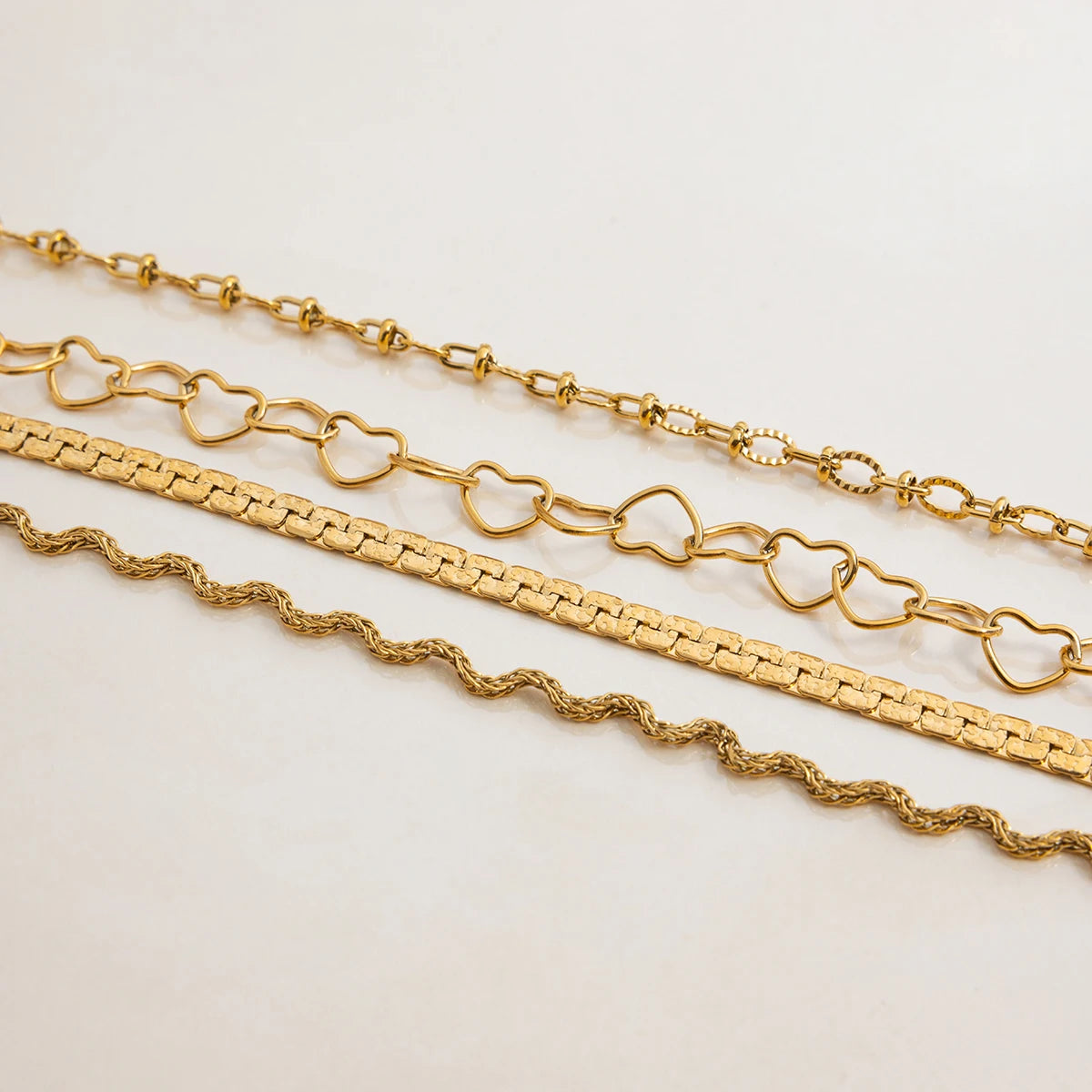 Zora Damen-Armband, schlicht, modisch, gewellt, hohles Herz-Design, Basic-Edelstahl-Kettenarmband, 18 Karat vergoldet, wasserdichter Schmuck