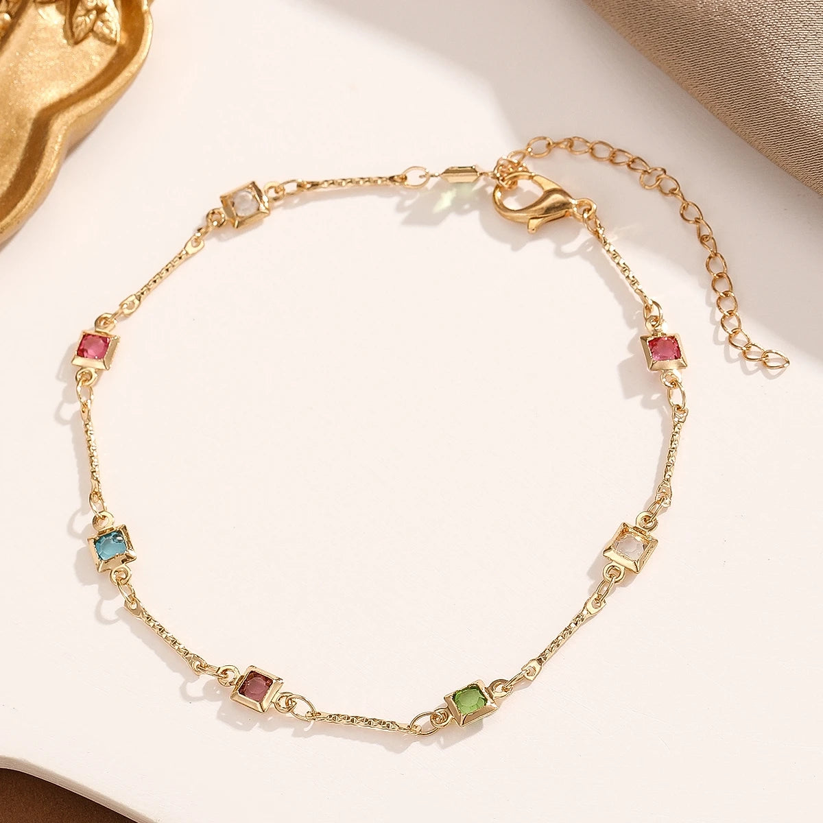 Initial winzige bunte quadratische Zirkon Fußkettchen für Frauen Armbänder Sommer Barfuß Sandalen Schmuck auf Fußbein