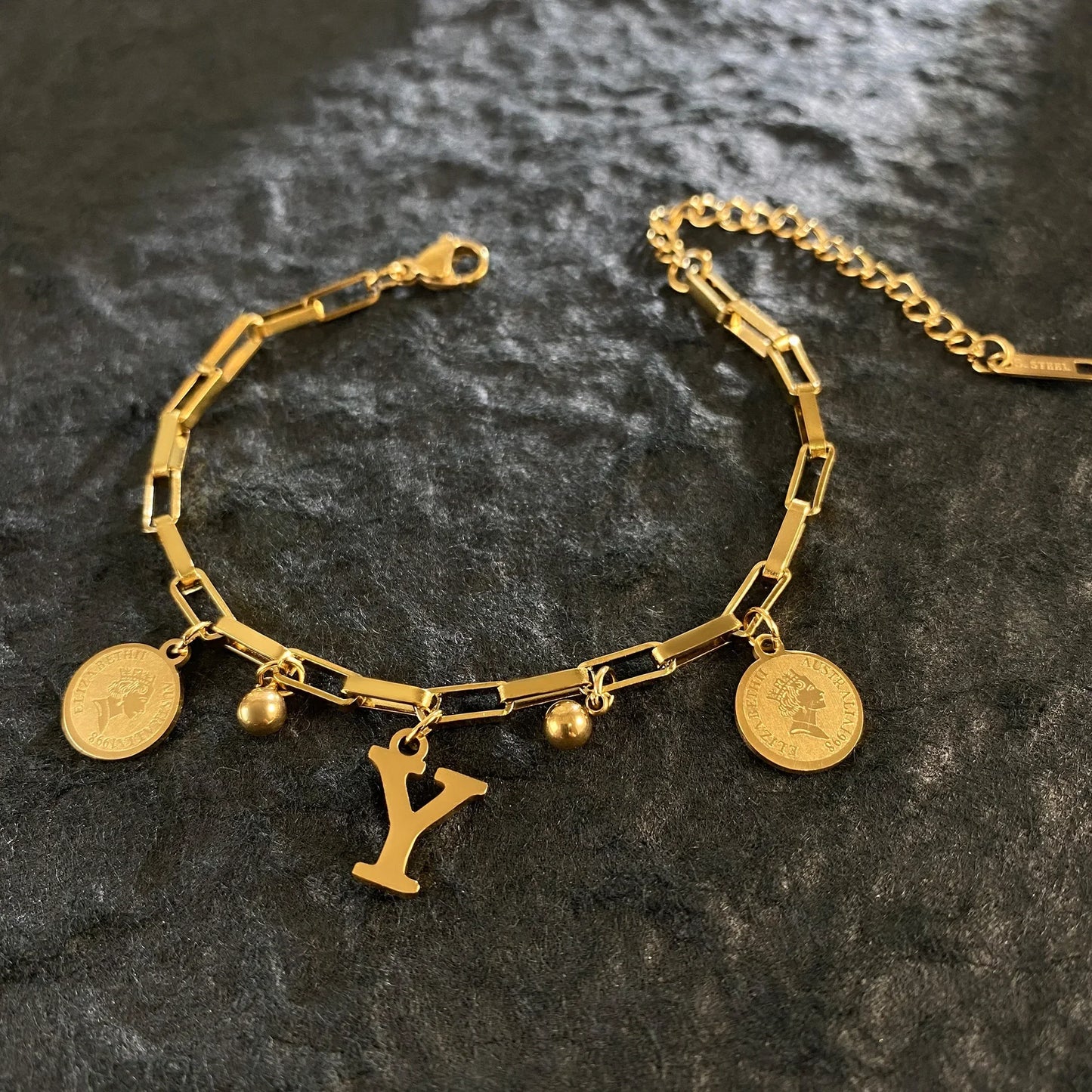 Queen Coin Letter 18K vergoldetes Edelstahlarmband für Frauen, kleiner Glockenanhänger, verstellbares Armband, klassischer Schmuck, Geschenk