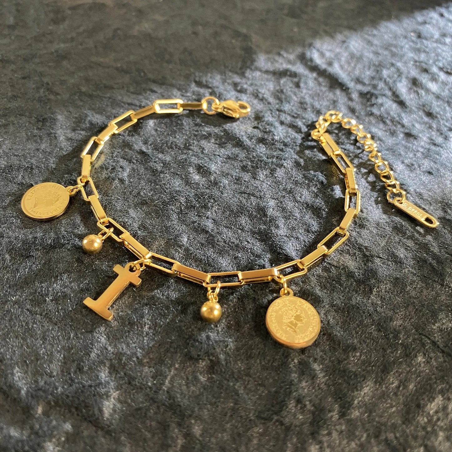 Queen Coin Letter 18K vergoldetes Edelstahlarmband für Frauen, kleiner Glockenanhänger, verstellbares Armband, klassischer Schmuck, Geschenk