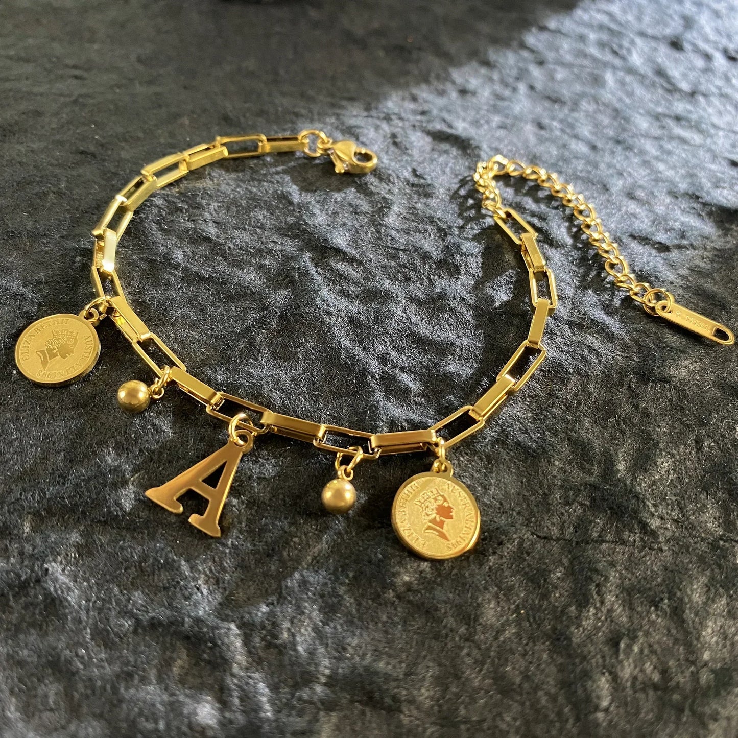 Queen Coin Letter 18K vergoldetes Edelstahlarmband für Frauen, kleiner Glockenanhänger, verstellbares Armband, klassischer Schmuck, Geschenk
