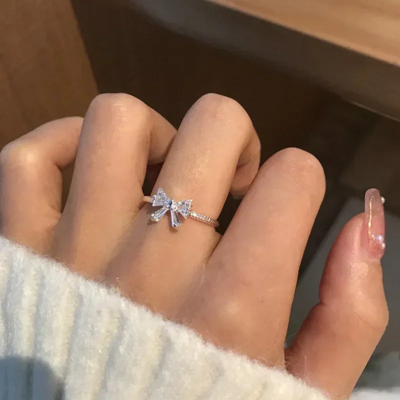 Glänzende weiße Schleife-Ringe für Damen und Mädchen, koreanischer exquisiter Schmuck, offener Ring mit glänzender Fliege, Zirkon, für Party-Liebhaber-Geschenke