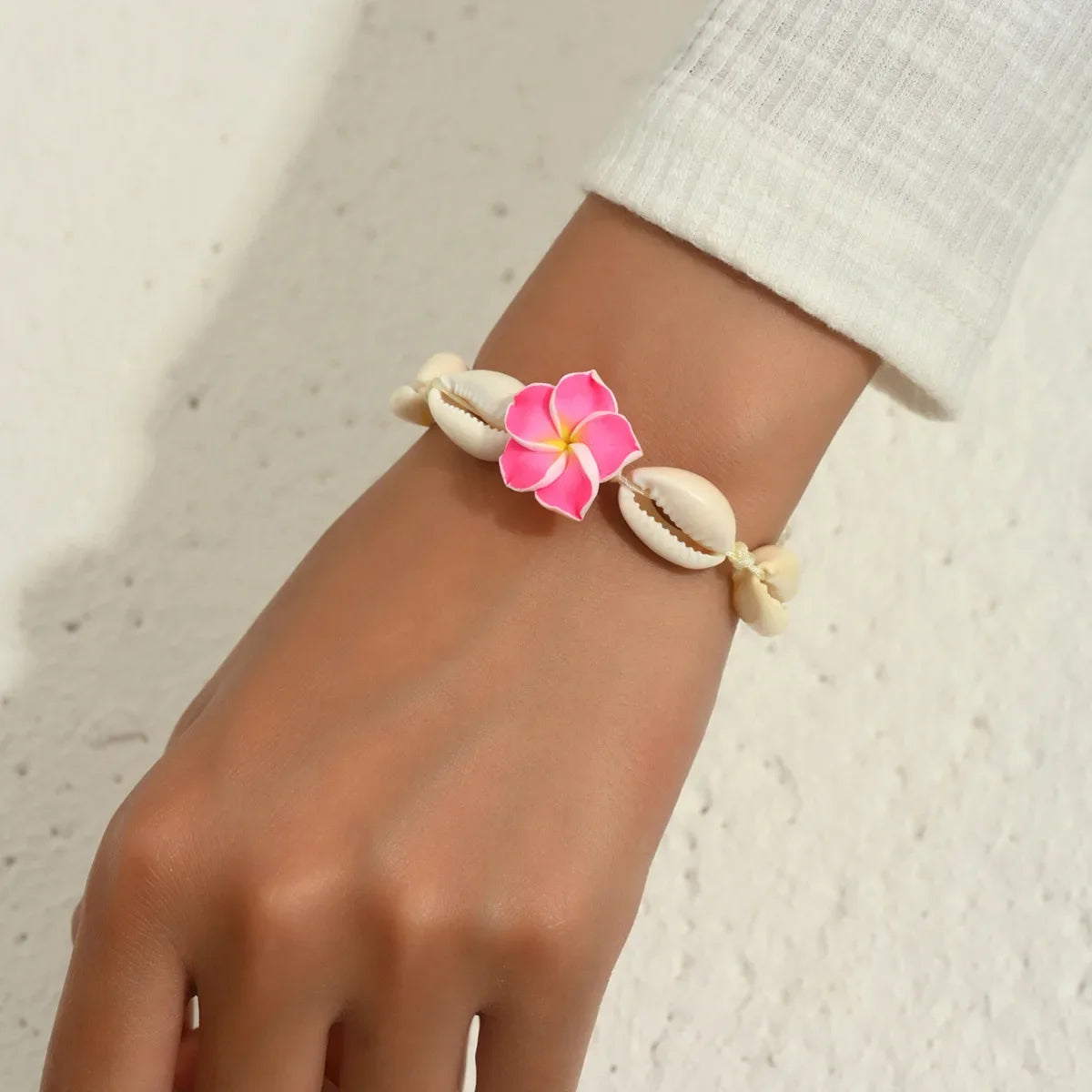 Mehrfarbiges handgewebtes Muschelarmband-Halsketten-Set im Strandurlaubsstil, weicher Keramikschmuck mit böhmischem Ei-Blumen-Design