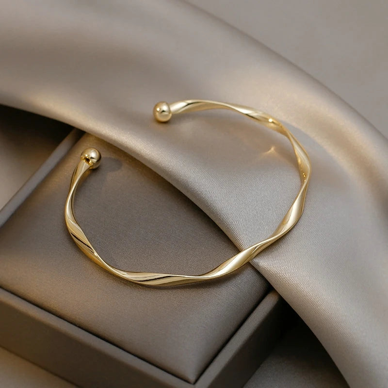 Personal isierte klassische Premium Retro Twisted Gold Farbe Metall Armband Frauen neuen Trend Mädchen ungewöhnlichen Schmuck Geschenk zubehör