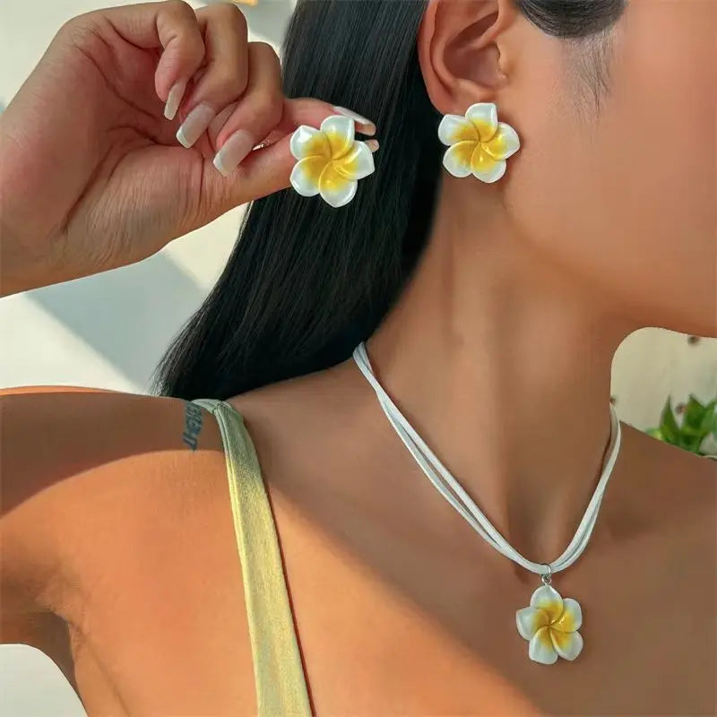 Minimalistisches Plumeria-Halsketten-Ohrring-Set aus Kunstharz mit Farbverlauf für Frauen und Mädchen, Frangipani-Blume, weiße Kette, Strandschmuck, Geschenk