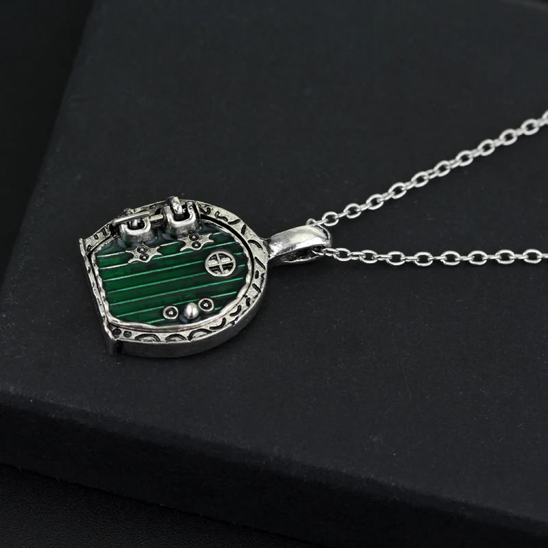 Die Fee Tür Medaillon Halskette Bilbo Baggins Vintage Retro Grün Anhänger Film Schmuck Für Männer und Frauen Mode Accessoires