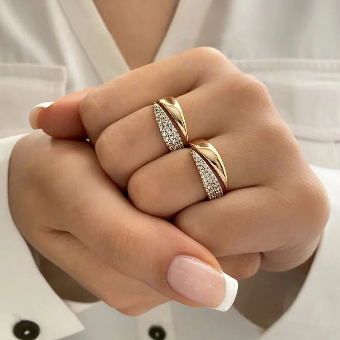 Neue Mode Edelstahl 18K vergoldet Sonnenringe für Frauen Strass eingelegt in hohlen Metallstruktur Ring trendiger Schmuck