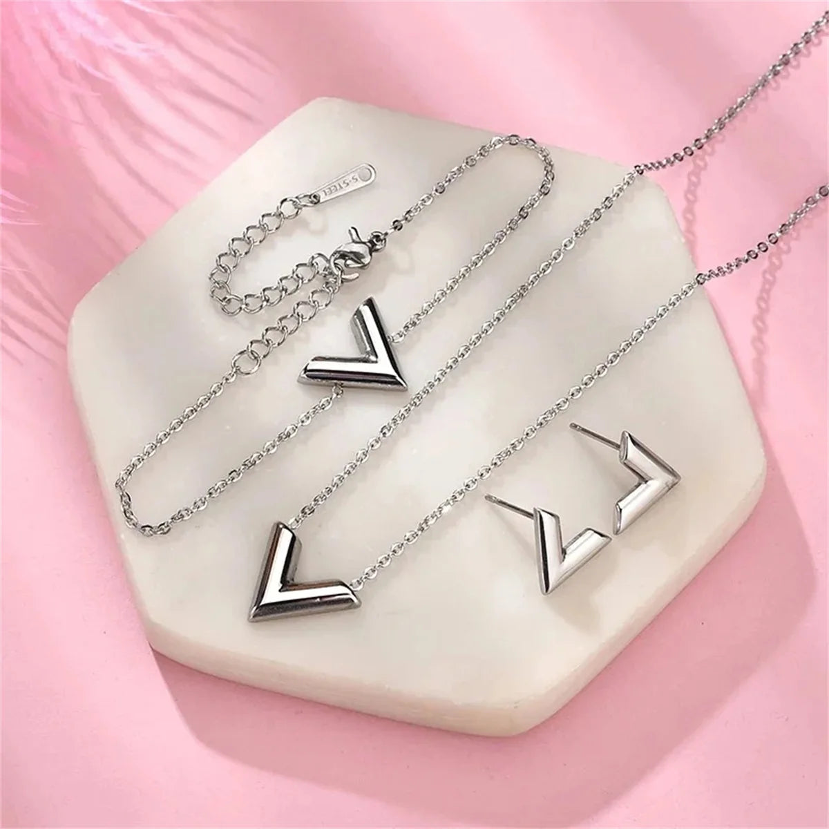 Edelstahl Buchstabe V Armbänder Für Frauen Mädchen Gold Farbe Alphabet Armreif Berühmte Marke Schmuck Set Beste Geschenk Für Freund