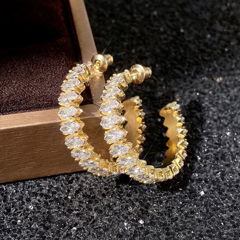 Huitan Funkelnde Creolen mit kubischem Zirkonia für Damen, brillanter, charmanter, attraktiver Verlobungsschmuck, zarte Accessoires