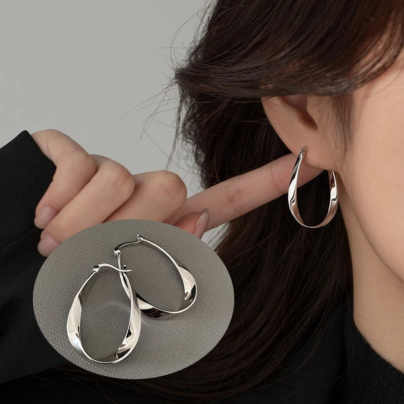 Silber Farbe Geometrische Twisted Creolen für Frauen Mobius Streifen Kompakte Ohrring Weiblichkeit Ohr Eckle Schmuck Zubehör