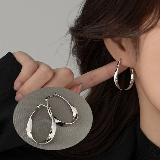 Silber Farbe Geometrische Twisted Creolen für Frauen Mobius Streifen Kompakte Ohrring Weiblichkeit Ohr Eckle Schmuck Zubehör