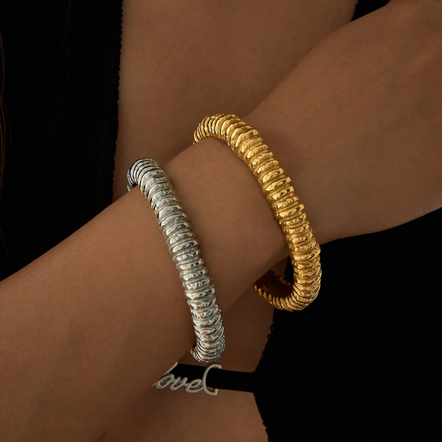 DASEIN 18k vergoldetes Gypsy-gestreiftes Manschettenarmband aus Edelstahl, hochwertige Anti-Mode-Armreifen, Luxus-Schmuck für Damen