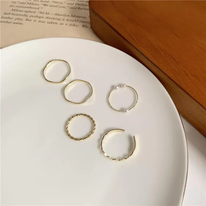 5 teile/satz Ringe für Frau Einfache Koreanische Perle Ringe Wellenförmige Metall Twist Ring Trendy Persönlichkeit Goldene Schwanz Ring Partei schmuck Geschenk