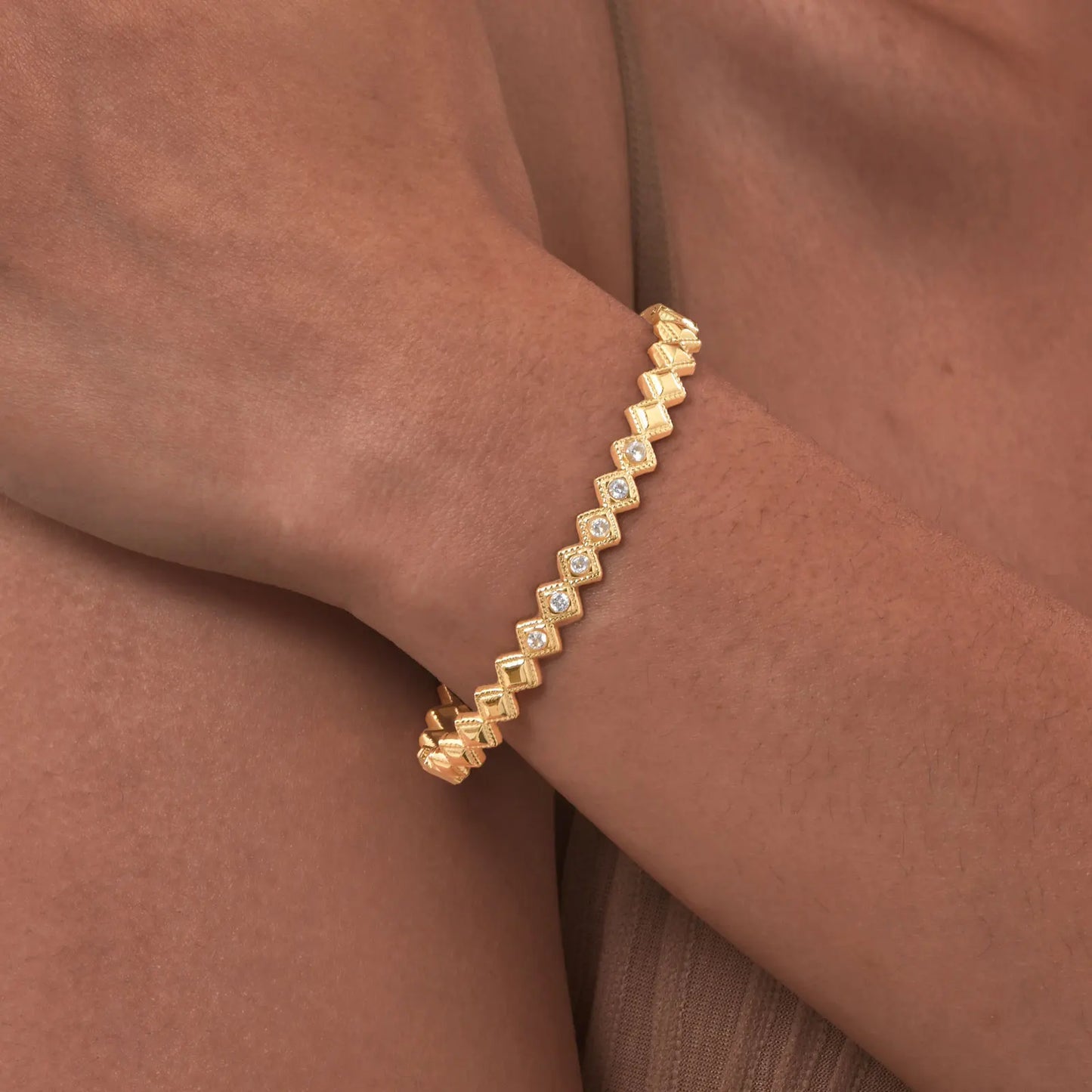 Leichter, luxuriöser weißer Zirkon-Armreif für Damen, zu öffnende geometrische Armbänder aus Edelstahl, schicker Schmuck, Muttertagsgeschenk