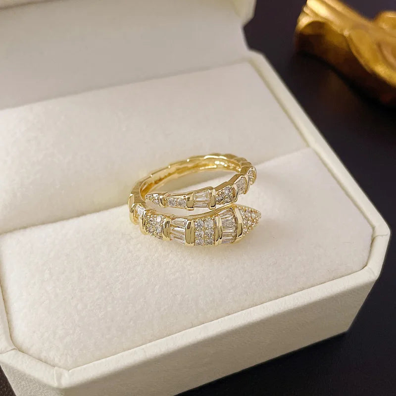 2023 Neu im offenen Ring mit Schlangenknochen für Frauen, glänzender Zirkonia, Kupferringe, Paar, lustiger Party-Schmuck, Geschenke