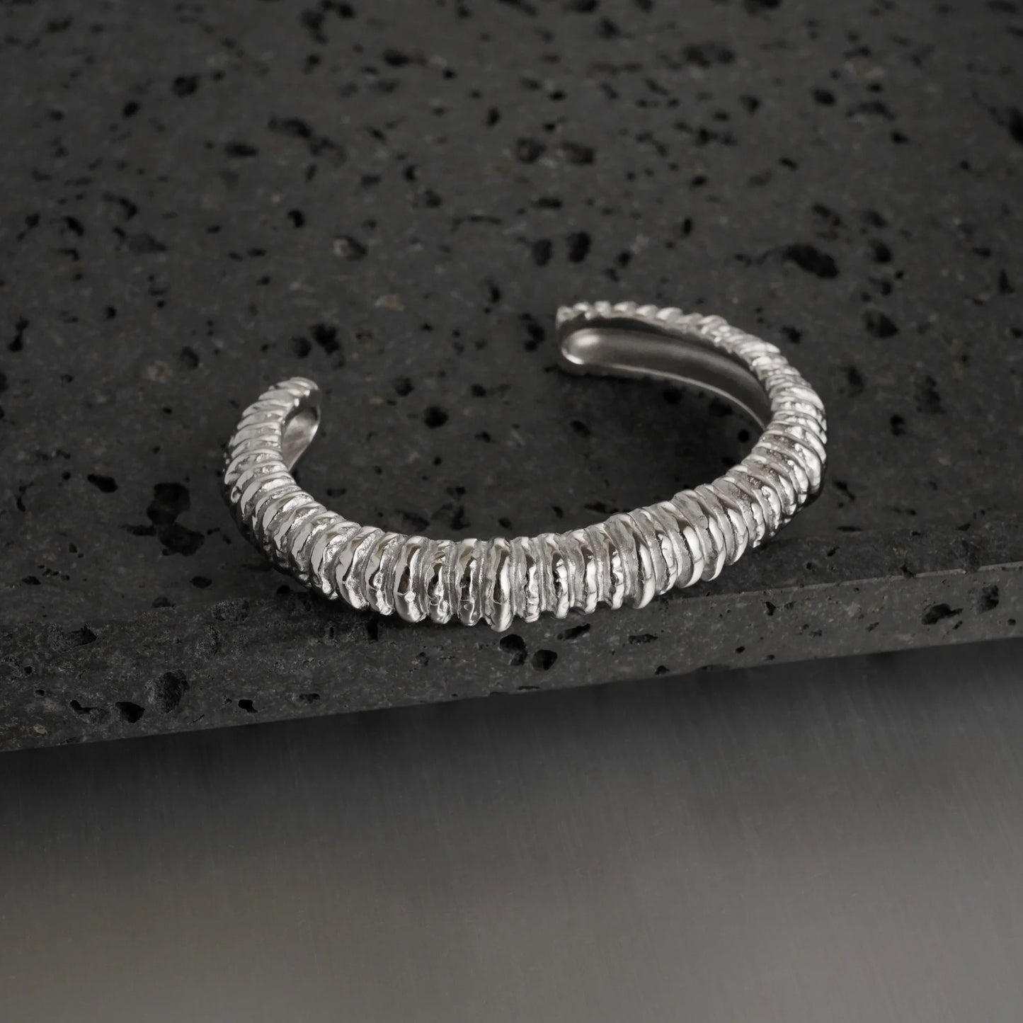 DASEIN 18k vergoldetes Gypsy-gestreiftes Manschettenarmband aus Edelstahl, hochwertige Anti-Mode-Armreifen, Luxus-Schmuck für Damen