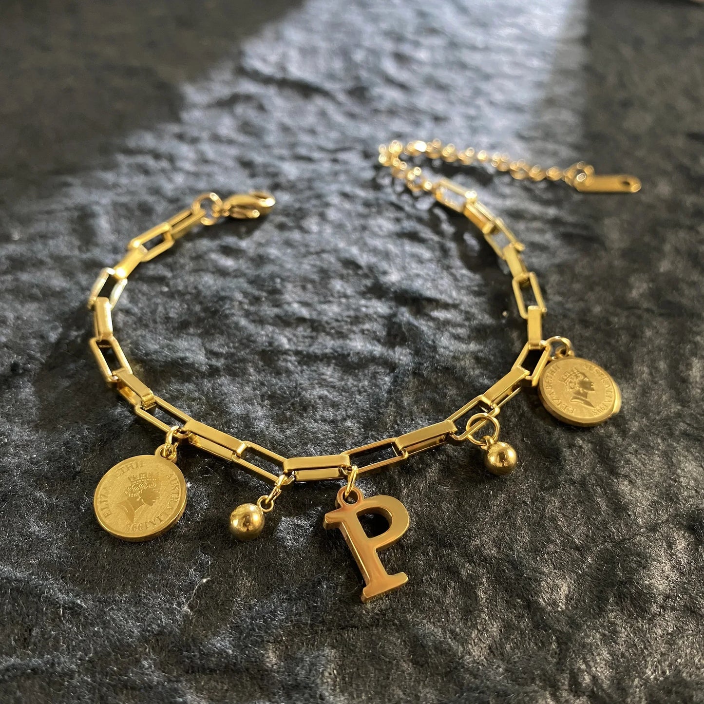 Queen Coin Letter 18K vergoldetes Edelstahlarmband für Frauen, kleiner Glockenanhänger, verstellbares Armband, klassischer Schmuck, Geschenk