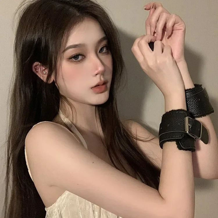 Fleece-gefütterte Leder PU Handgelenksmanschetten Damen Requisite Spielzeug Fußknebel Eisen Fußkette Nicht beschädigende Hand Fotografie Requisiten COS Hot Girls