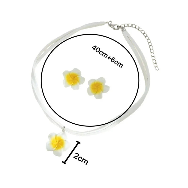 Minimalistisches Plumeria-Halsketten-Ohrring-Set aus Kunstharz mit Farbverlauf für Frauen und Mädchen, Frangipani-Blume, weiße Kette, Strandschmuck, Geschenk