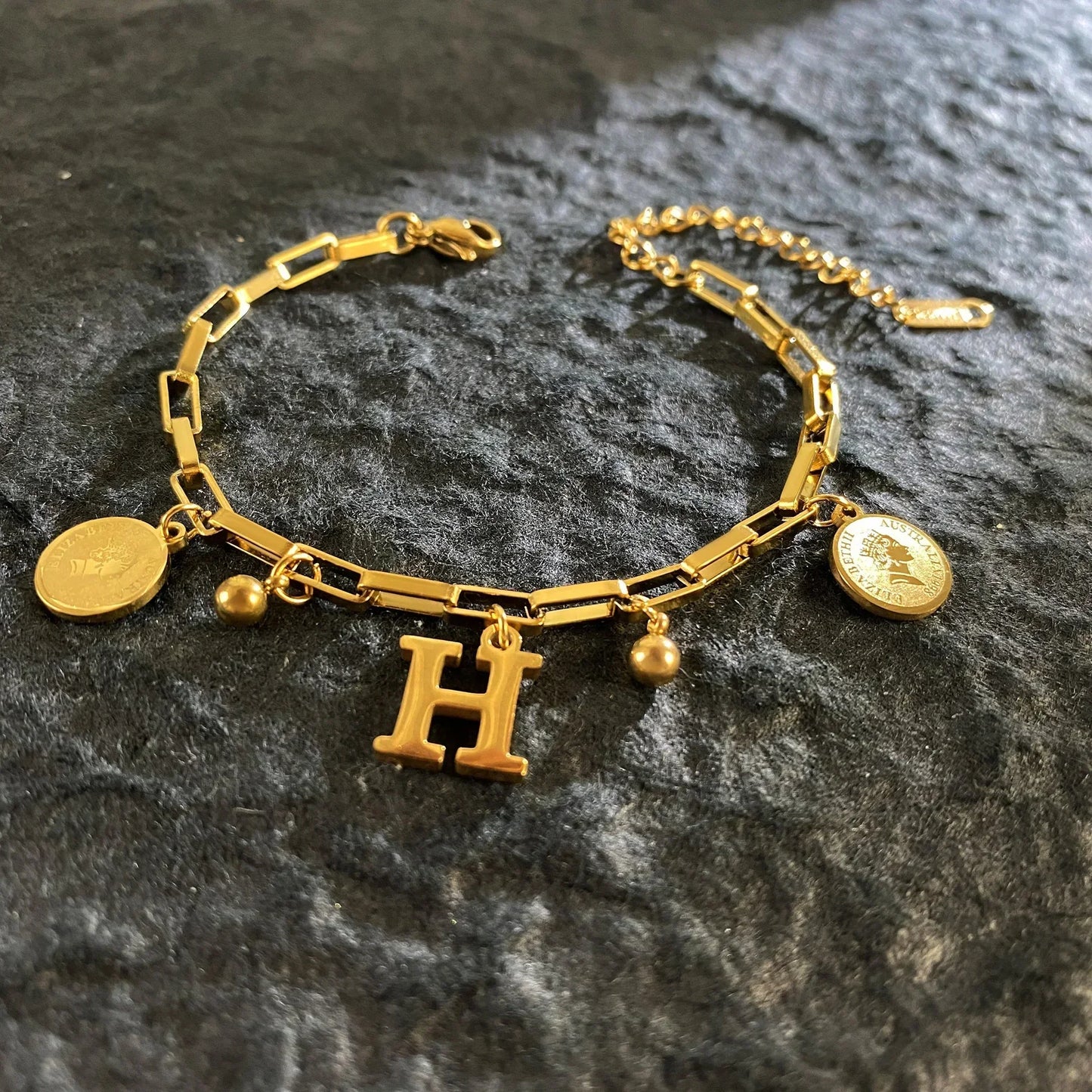 Queen Coin Letter 18K vergoldetes Edelstahlarmband für Frauen, kleiner Glockenanhänger, verstellbares Armband, klassischer Schmuck, Geschenk