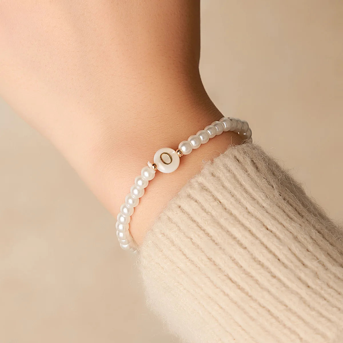LATS Einfaches, vielseitiges 26-Buchstaben-Perlenarmband für Damen, modische elastische Perlenarmbänder, Handgelenkschmuck, Accessoires im Großhandel