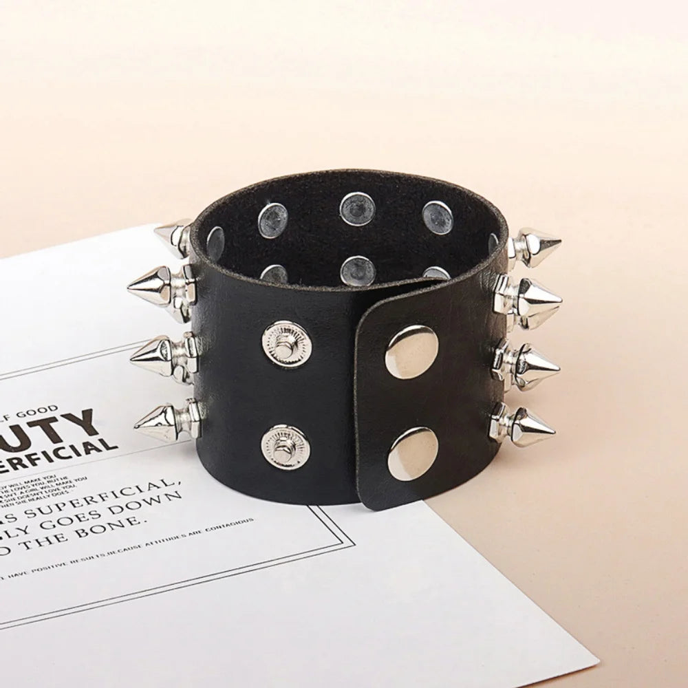 Punk breites Lederarmband, personalisiertes Motorradzubehör, neue Modeaccessoires, dreireihige spitze Nägel, übertrieben