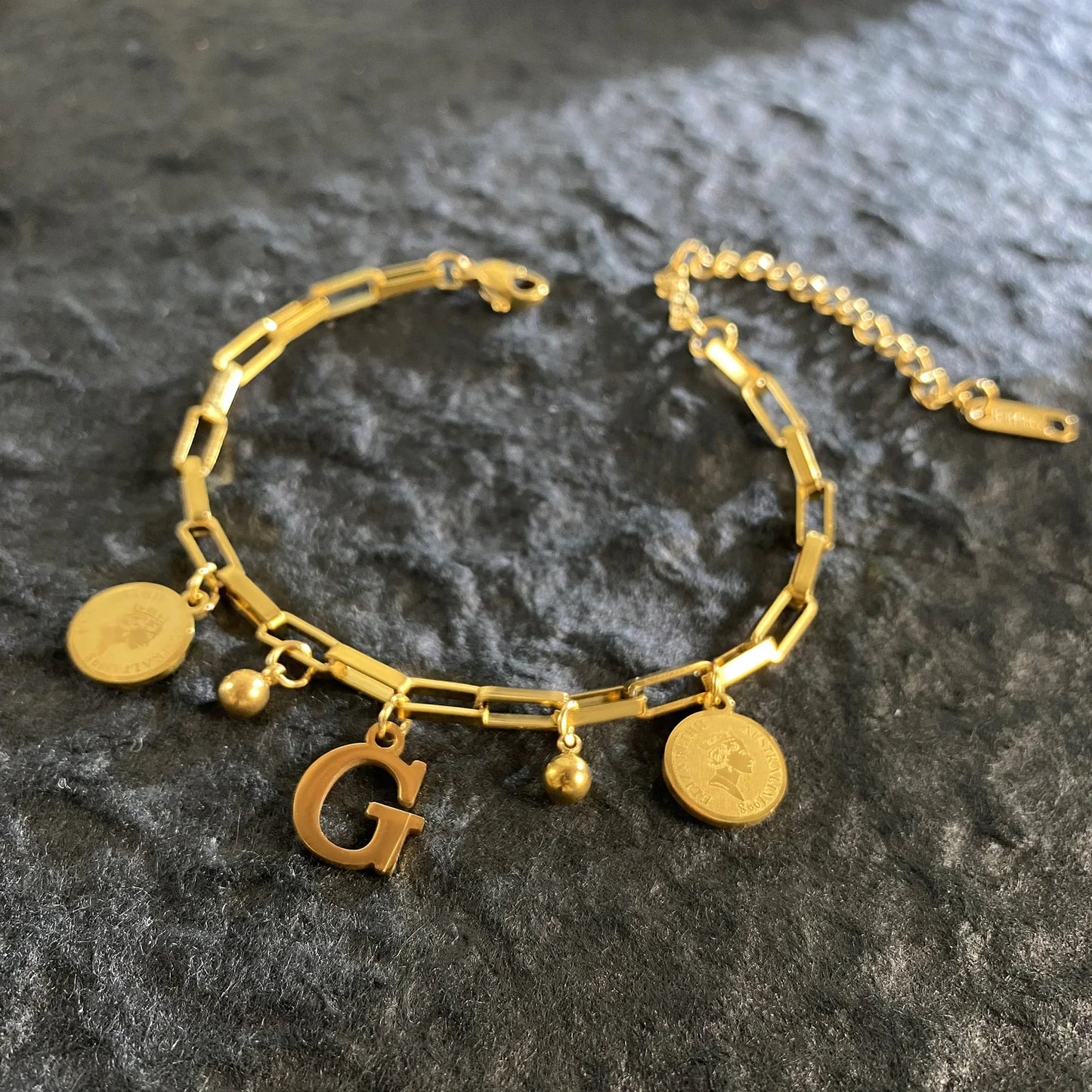 Queen Coin Letter 18K vergoldetes Edelstahlarmband für Frauen, kleiner Glockenanhänger, verstellbares Armband, klassischer Schmuck, Geschenk